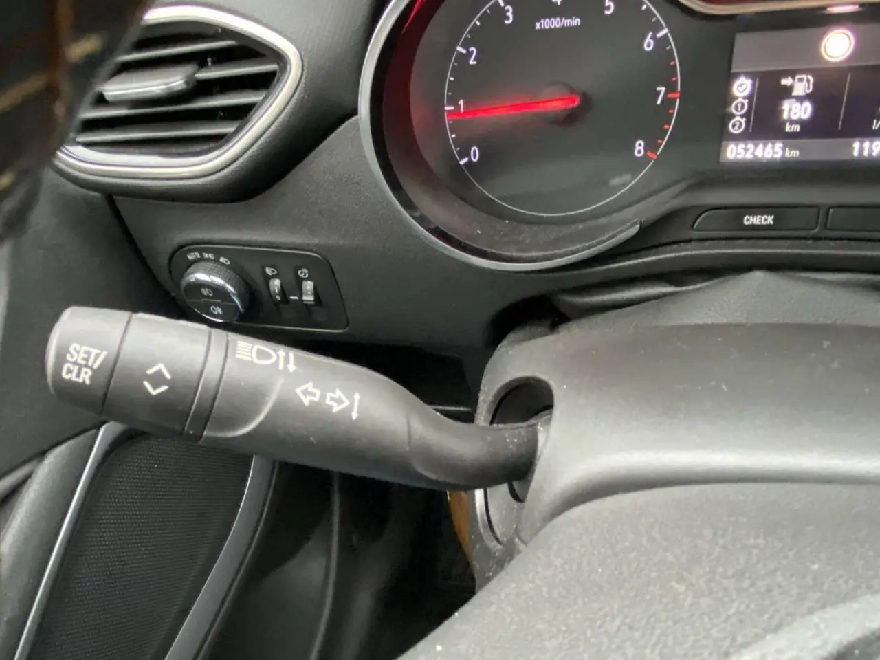 Gros plan sur le commodo gauche du tableau de bord noir de l'Opel Crossland X 2020, affichage du compte-tours visible.