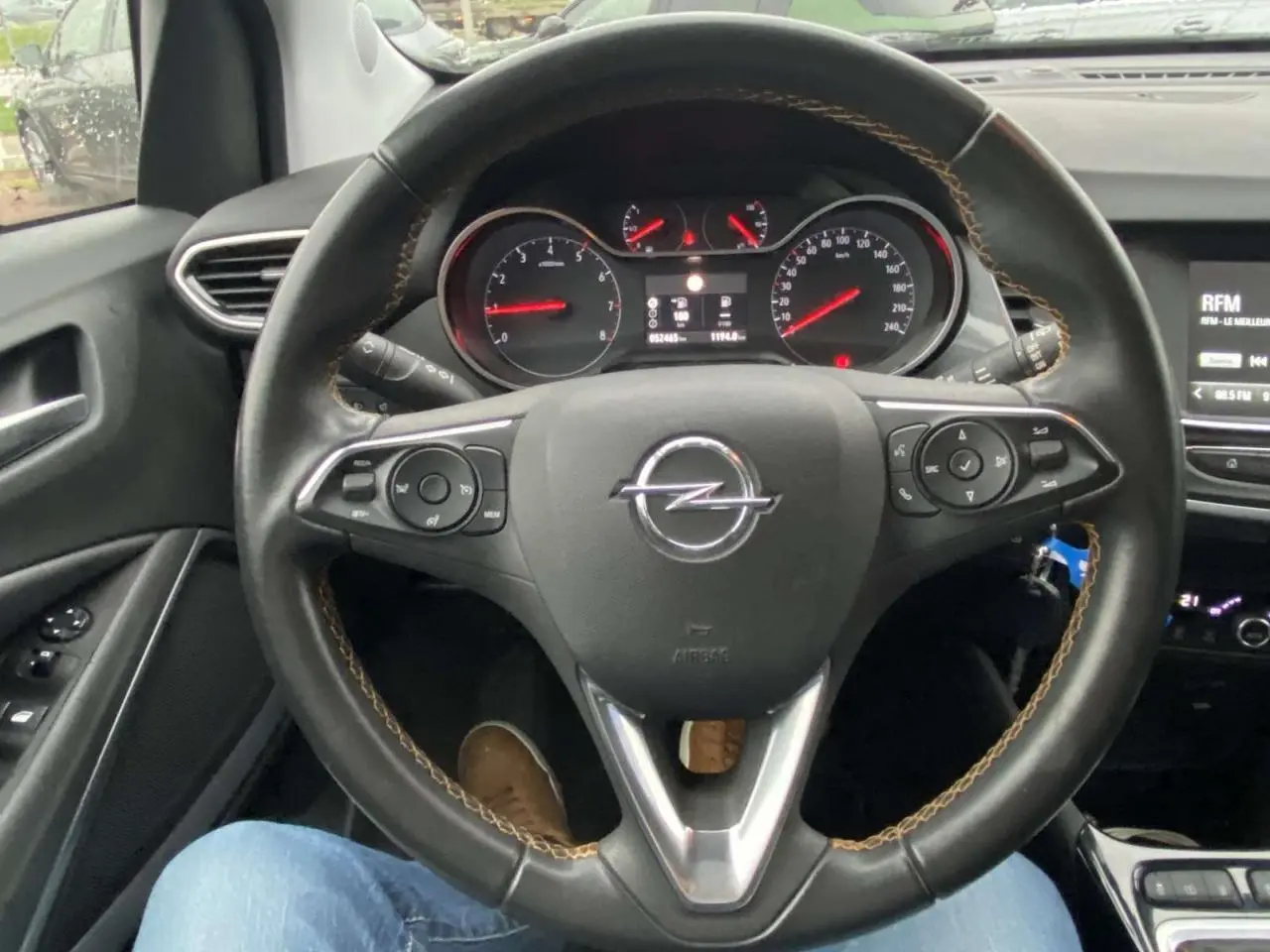 Vue intérieure centrée sur le volant en cuir noir avec coutures marron de l'Opel Crossland X 2020.