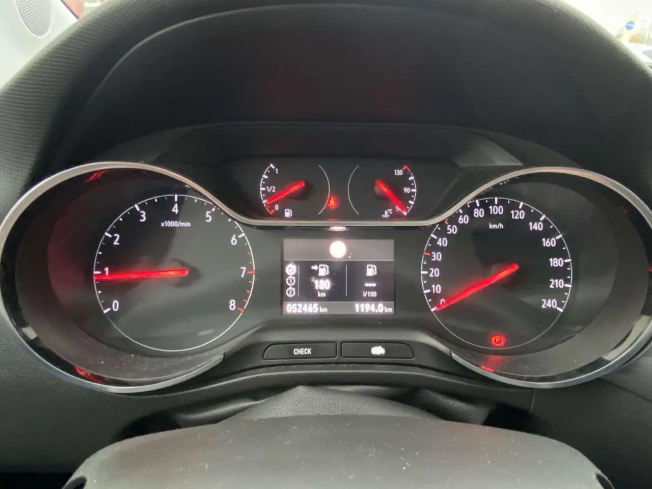 Vue rapprochée du tableau de bord de l'Opel Crossland X 2020, affichage numérique et compteurs analogiques rouges.