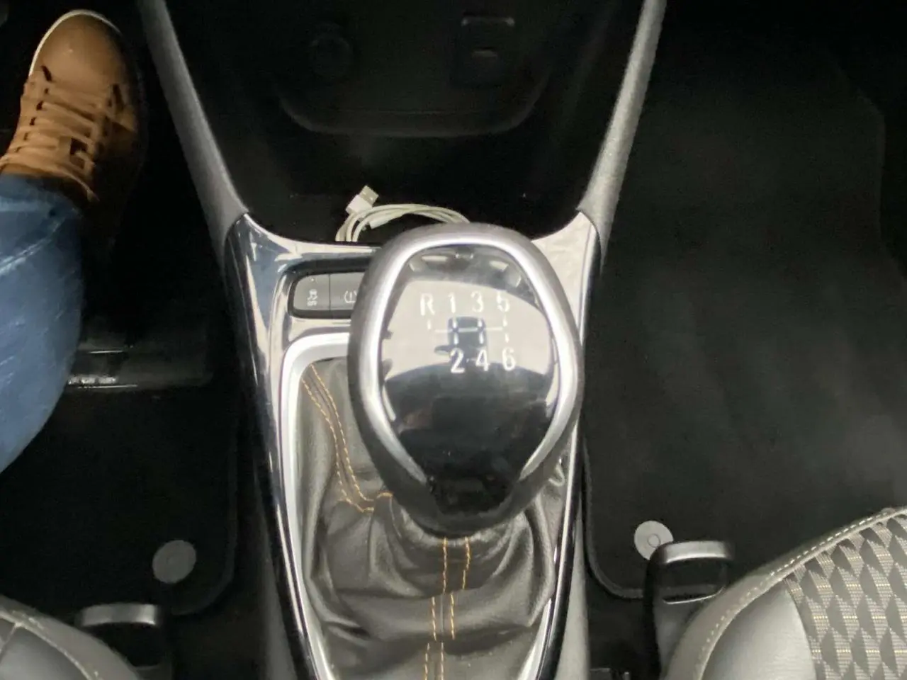 Le levier de vitesses manuel de l’Opel Crossland X 2020, avec coutures orange sur soufflet en cuir noir.