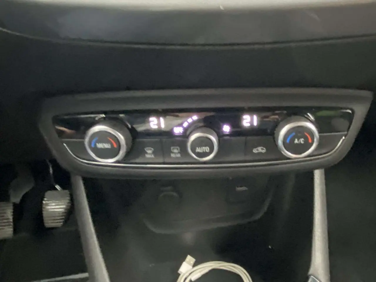Gros plan sur la console centrale de l'Opel Crossland X 2020, montrant les commandes de climatisation digitales.