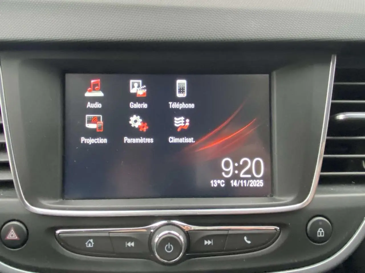 Écran tactile central de l’Opel Crossland X 2020 affichant les options audio, téléphone et climatisation.