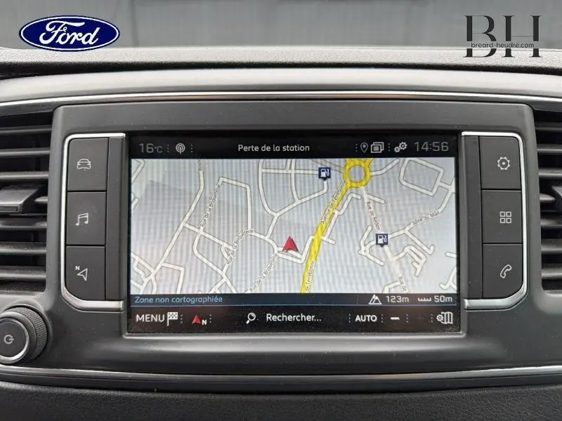 Écran tactile GPS couleur du tableau de bord du Peugeot Expert Fourgon blanc, vue frontale rapprochée.