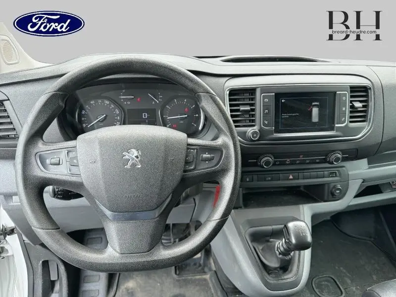 Vue intérieure du tableau de bord du Peugeot Expert Fourgon blanc, avec volant multifonctions et écran tactile central.