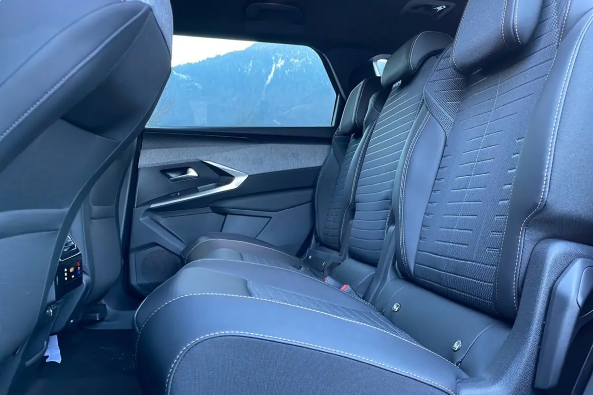 Vue latérale de la banquette arrière en cuir tissu noir du Peugeot 5008 Hybrid 145 finition Allure Plus.