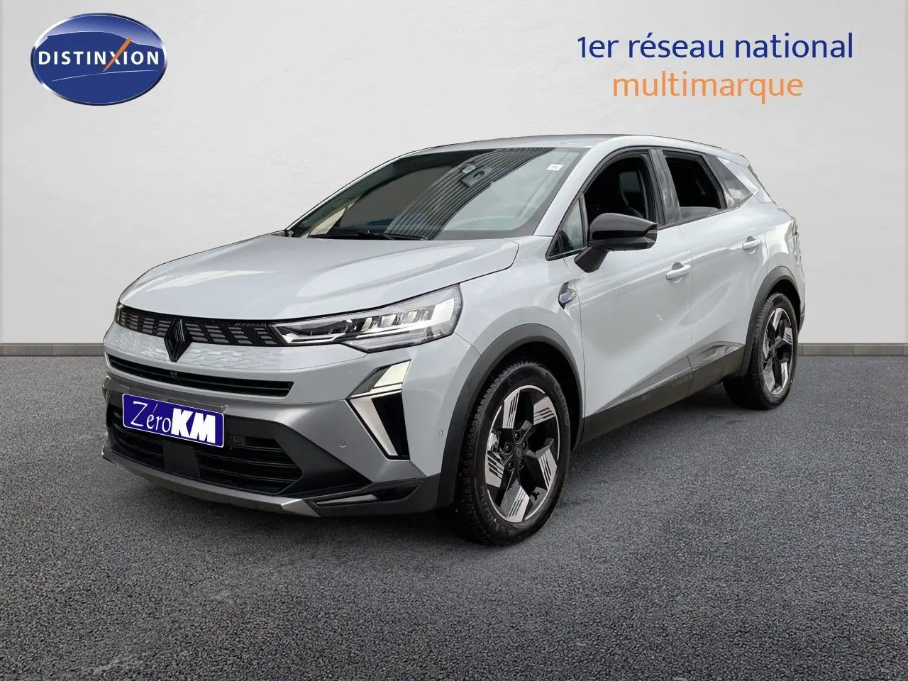 Renault Symbioz gris Rafale métal en 3/4 avant droit, avec calandre noire et jantes stylisées bicolores.