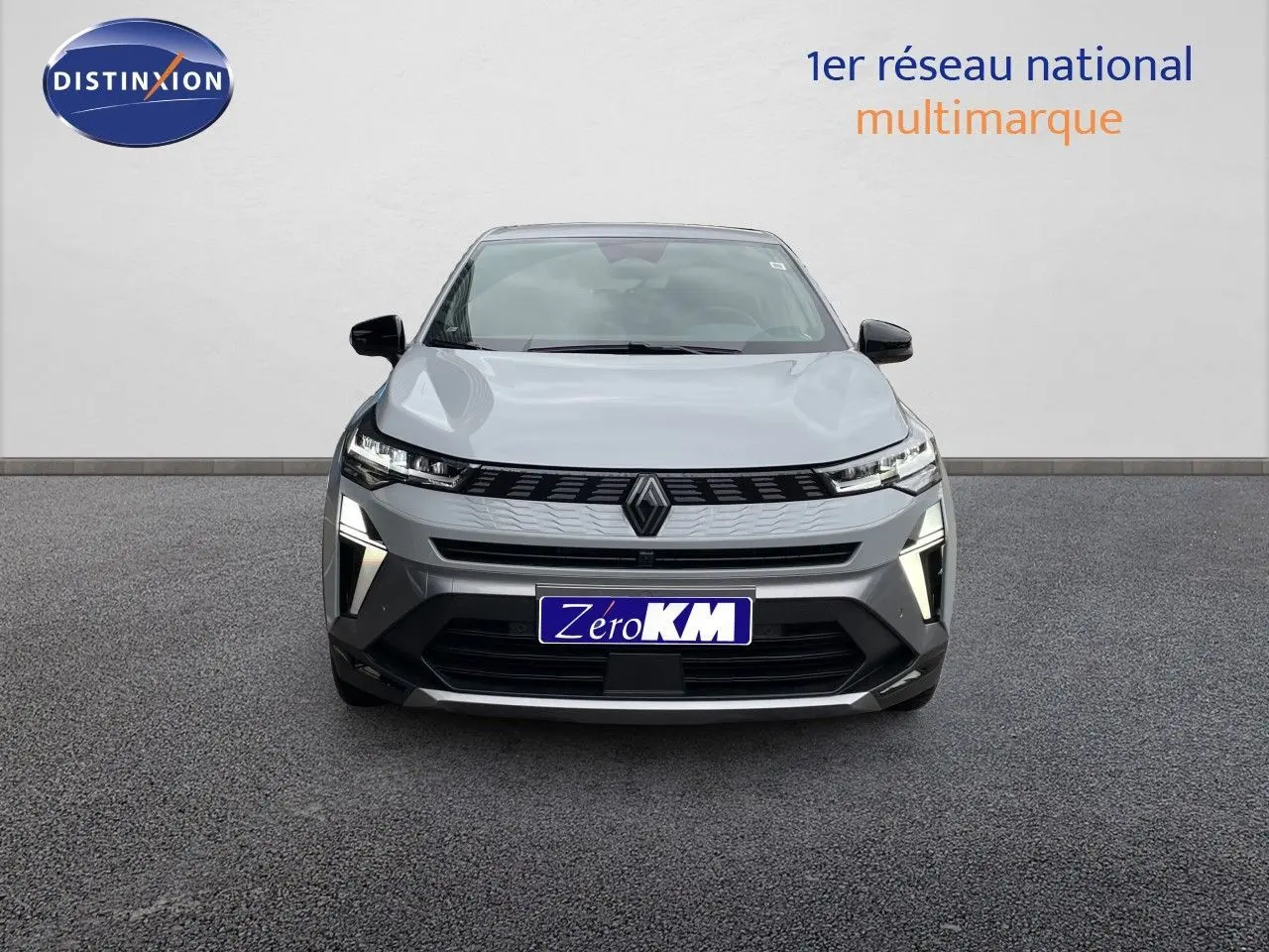 Vue frontale du Renault Symbioz gris Rafale métal 2026 avec éclairage LED distinctif allumé.