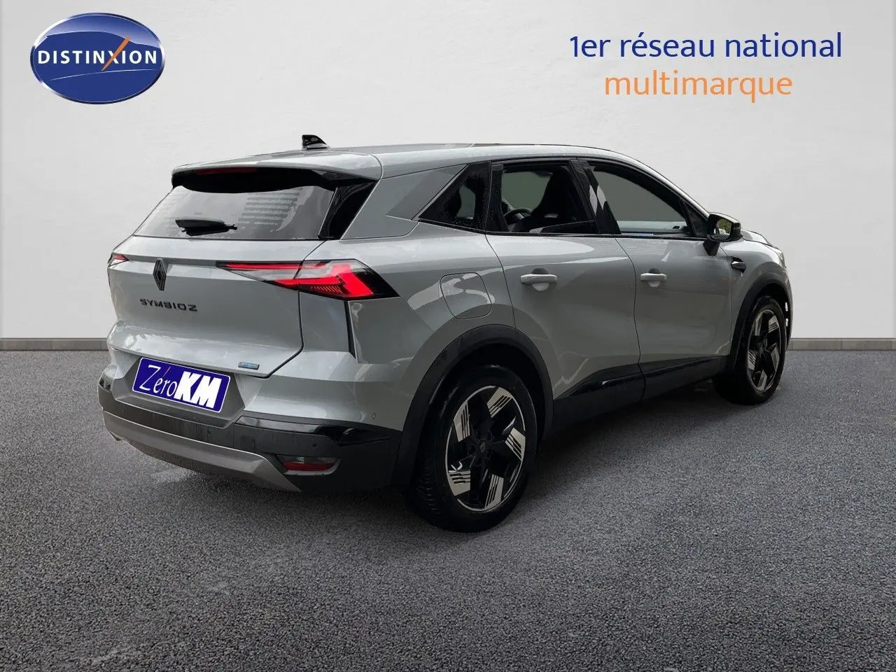 Vue 3/4 arrière droite d’un Renault Symbioz gris Rafale métal avec feux arrière LED et jantes noires et argent.