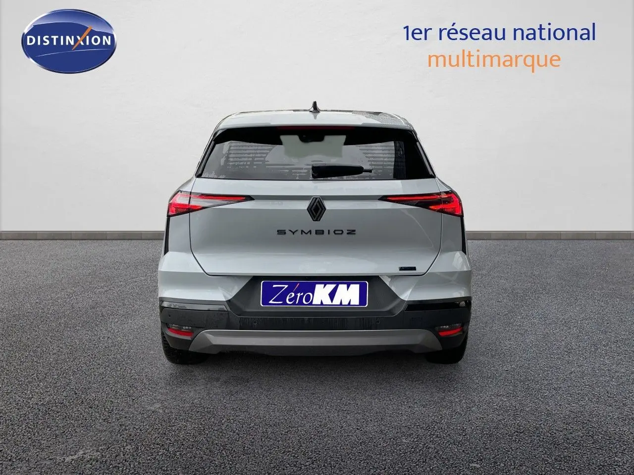 Vue arrière de la Renault Symbioz gris Rafale métal 2026 avec feux LED fins et plaque Zero KM visible.
