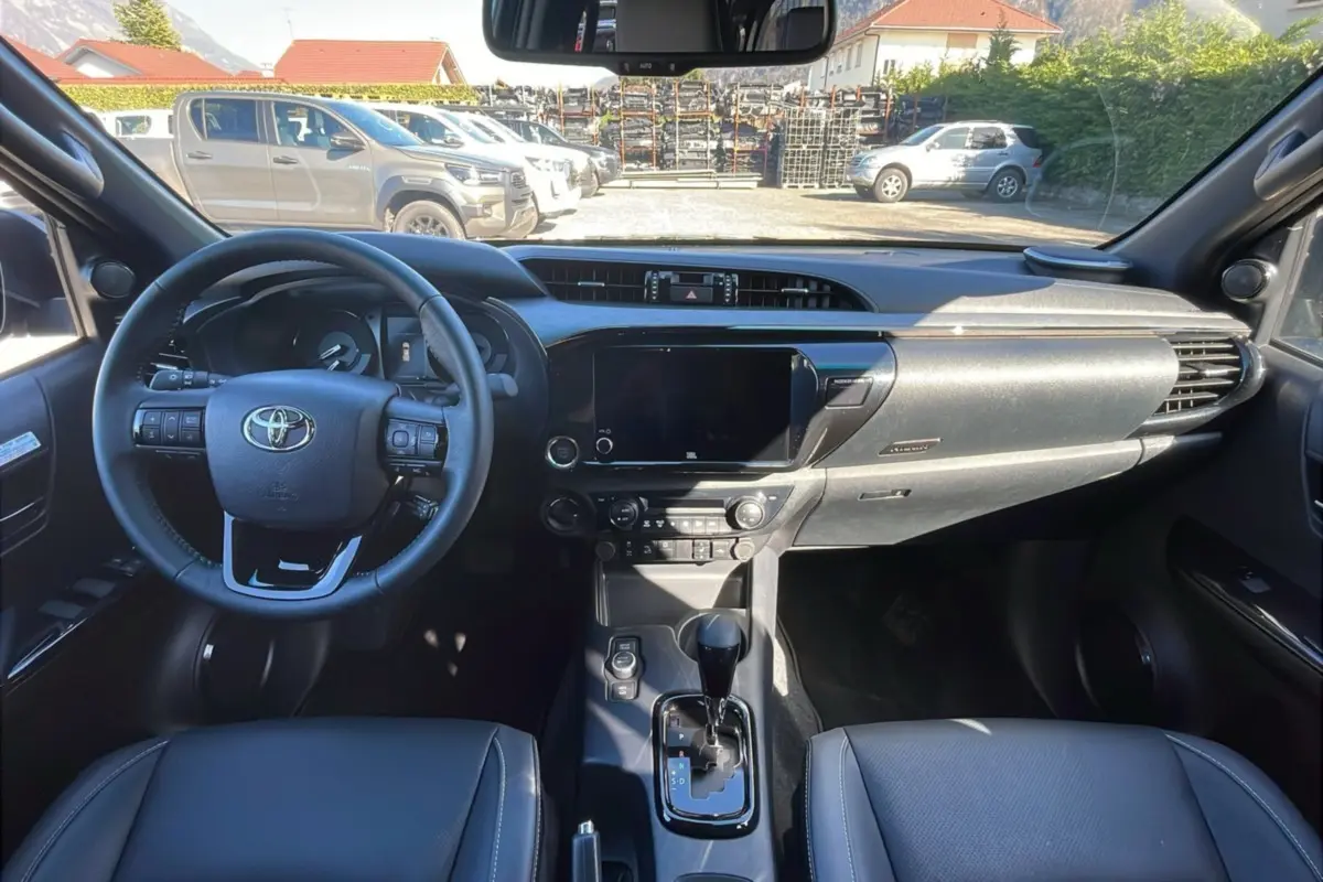 Intérieur du Toyota Hilux 4x4 2025 en version Invincible, vue frontale du tableau de bord et volant noir.
