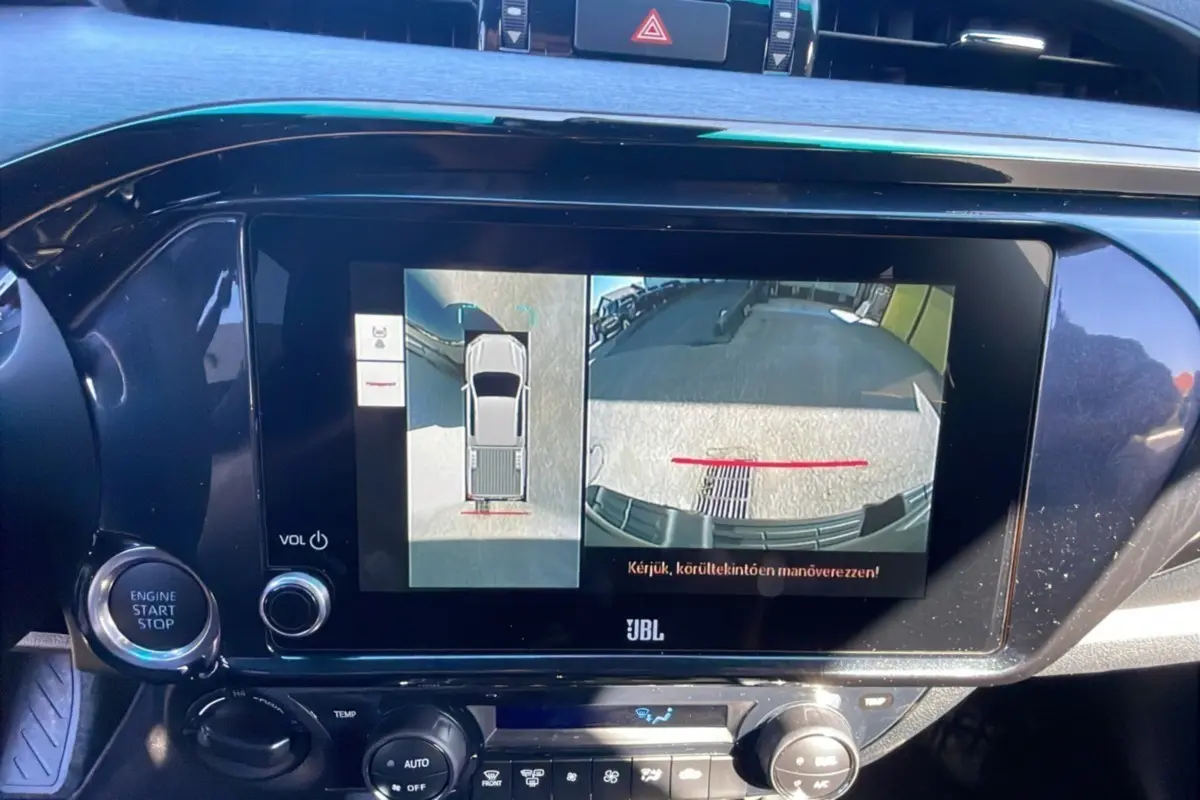 Écran central du Toyota Hilux 2025 noir attitude montrant la caméra de recul et la vue 360° du véhicule.