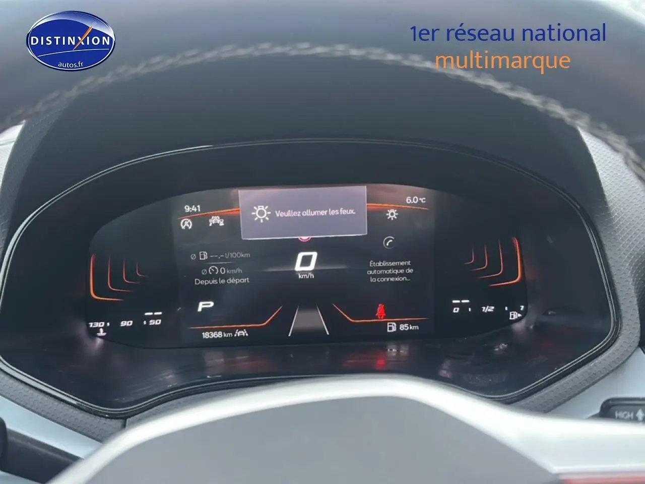 Vue rapprochée du tableau de bord numérique de la SEAT Arona 2025 avec affichage digital et éclairage orange.