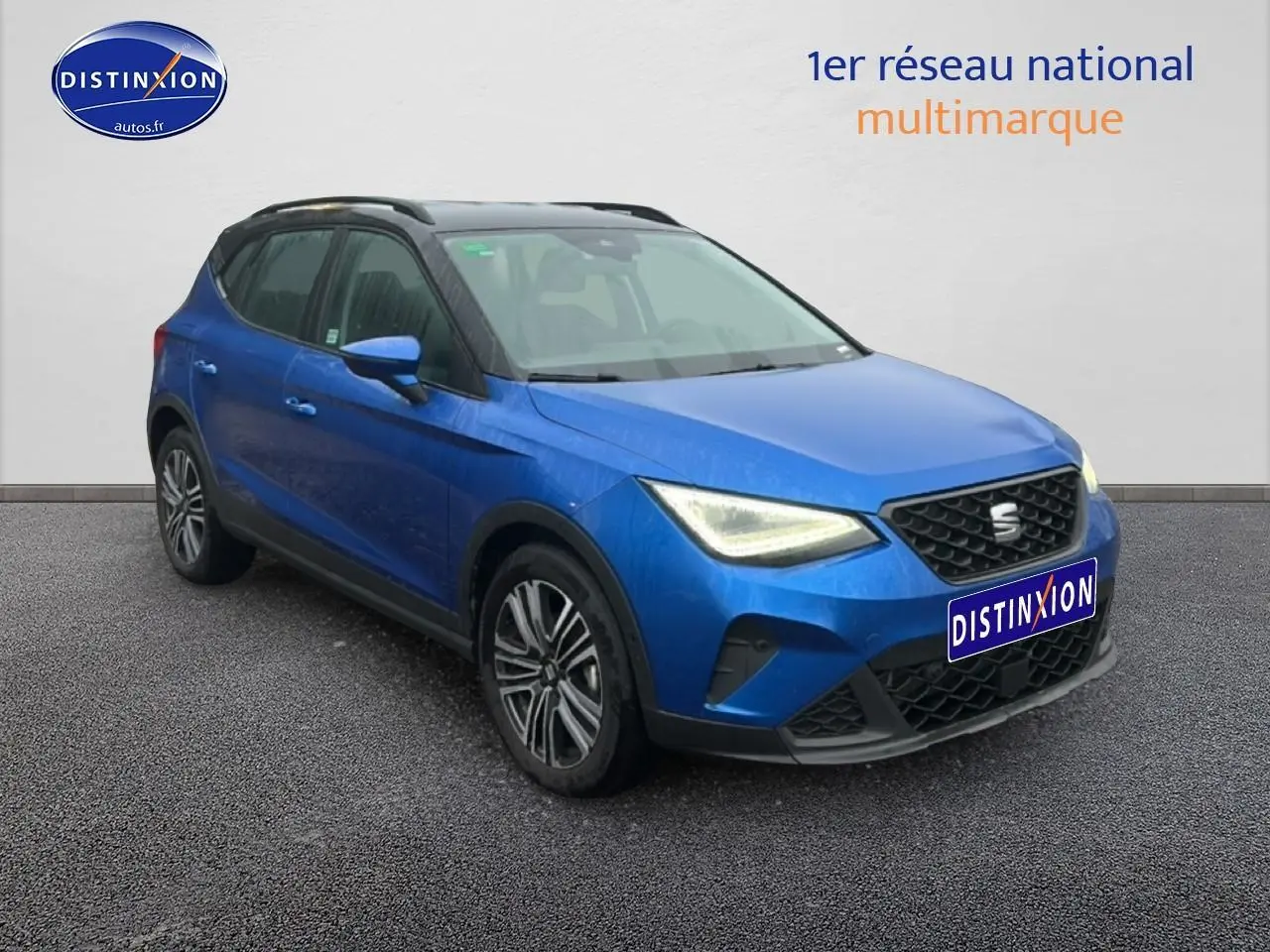 SEAT Arona bleu saphir avec toit noir, vue 3/4 avant droit, jantes 17 pouces urban design visibles.