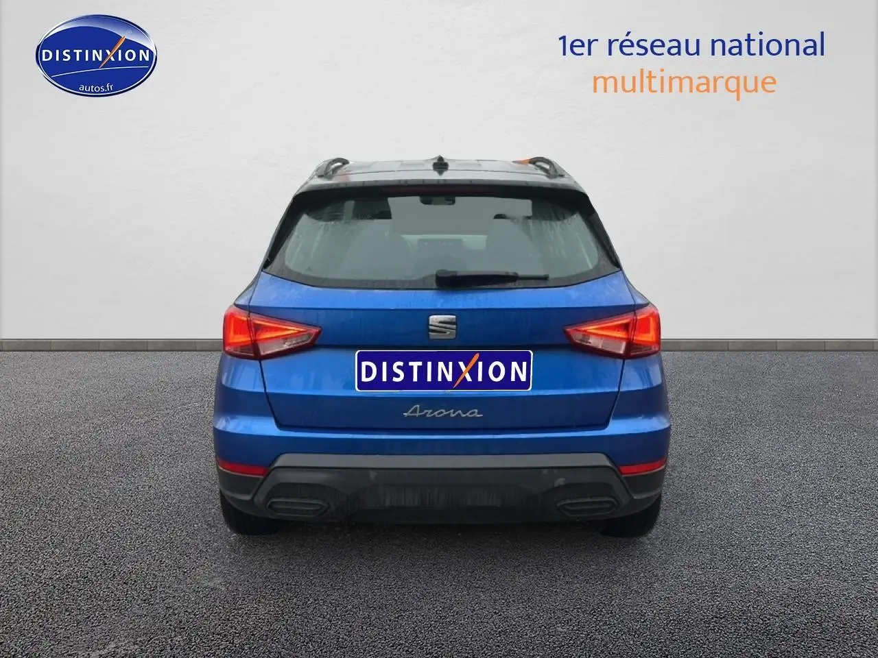 Vue arrière d'un SEAT Arona bleu saphir avec toit noir, feux LED et logo distinctif sur hayon.