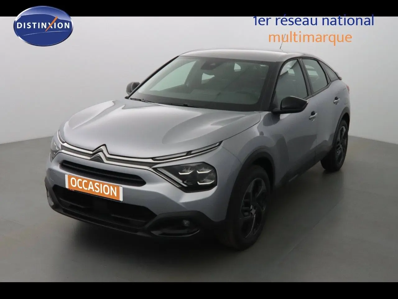 Citroën C4 gris Artense métal en 3/4 avant droit, avec calandre distinctive et jantes noires.