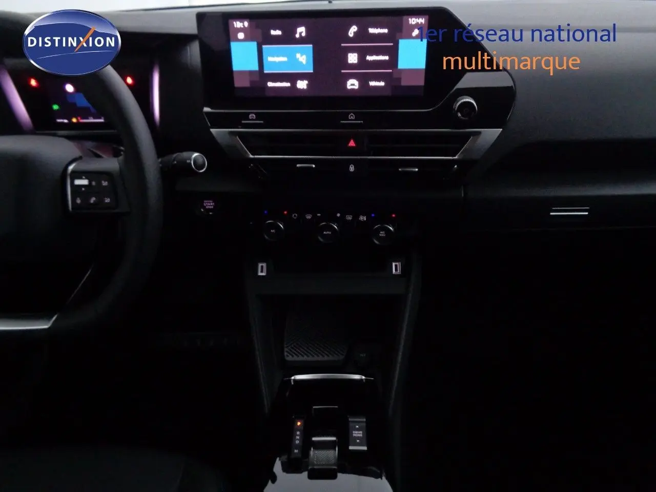 Intérieur de la Citroën C4 2023 en gris, vue centrée sur la console avec écran tactile et levier de boîte automatique.