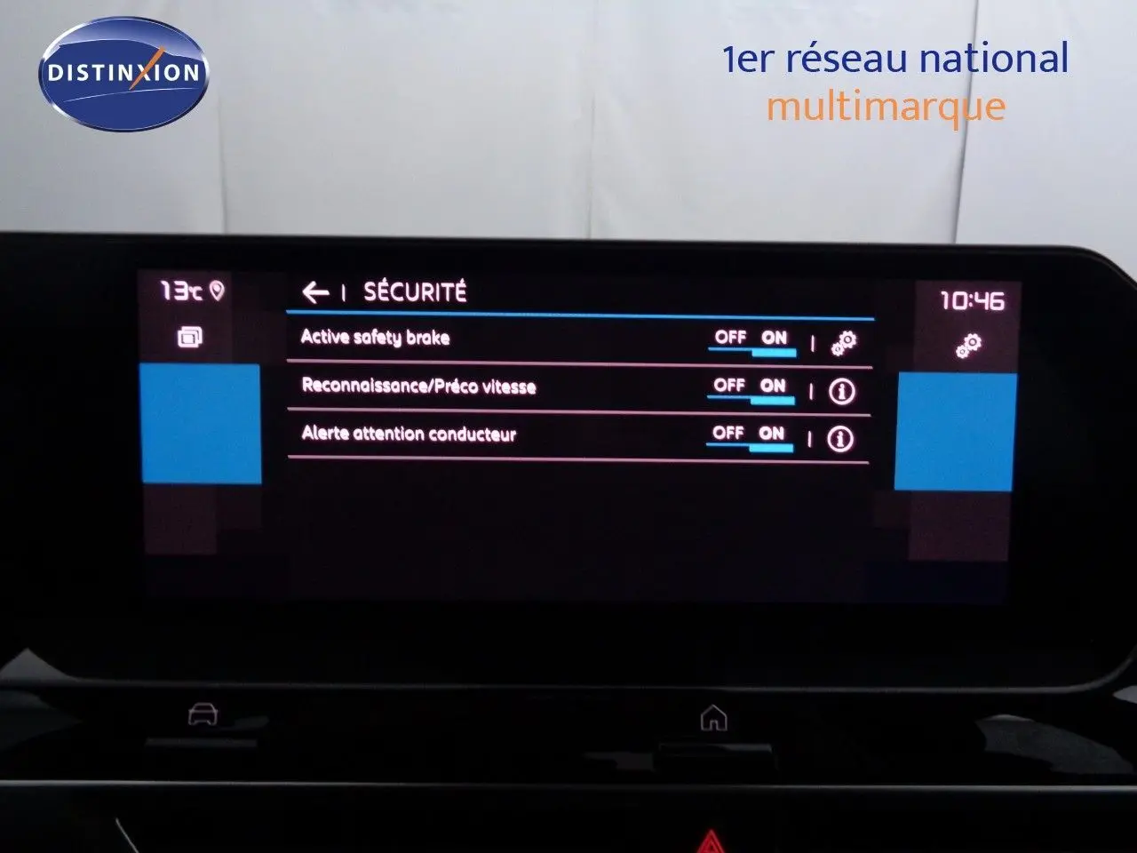 Écran tactile intérieur du Citroën C4 2023 affichant les options de sécurité activées, vue frontale rapprochée.