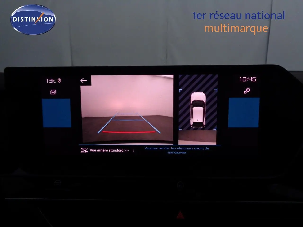 Écran multimédia de la Citroën C4 gris Artense montrant la caméra de recul et l'affichage 360° intérieure.