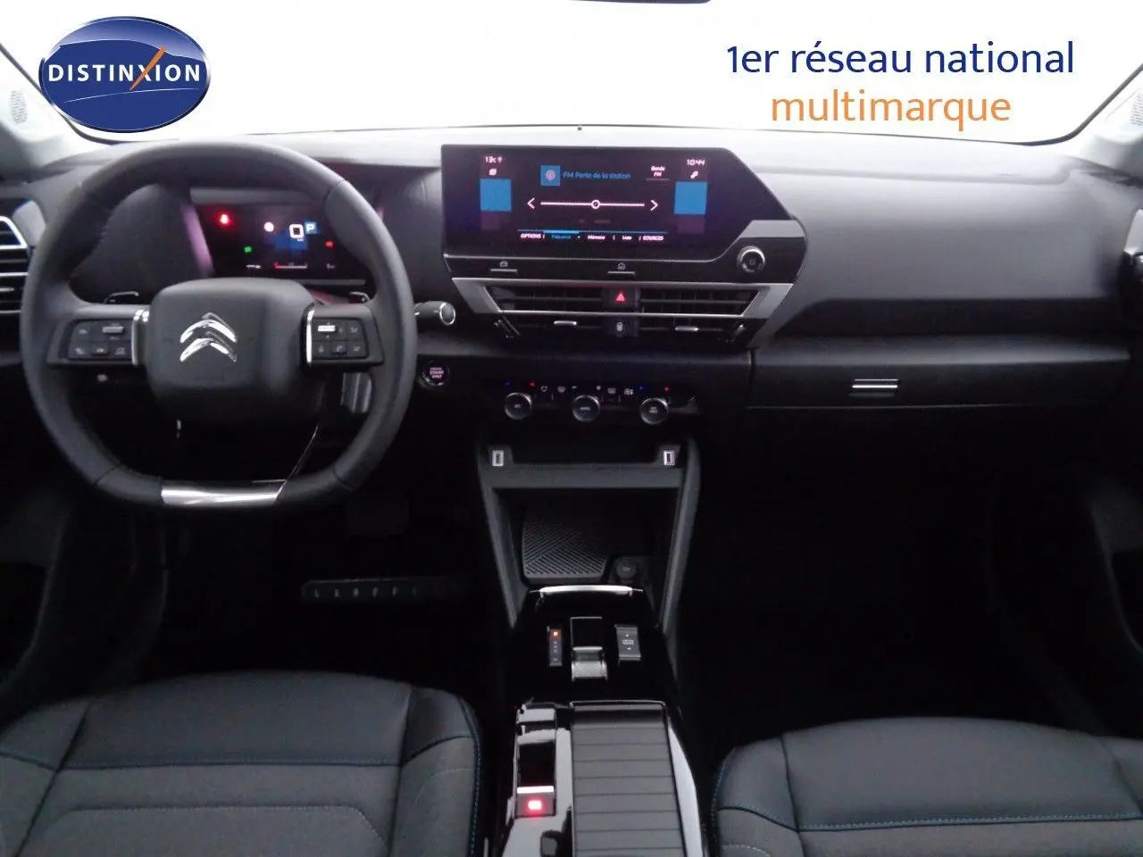 Intérieur de la Citroën C4 2023 en gris, vue frontale du tableau de bord avec écran tactile et volant multifonction.