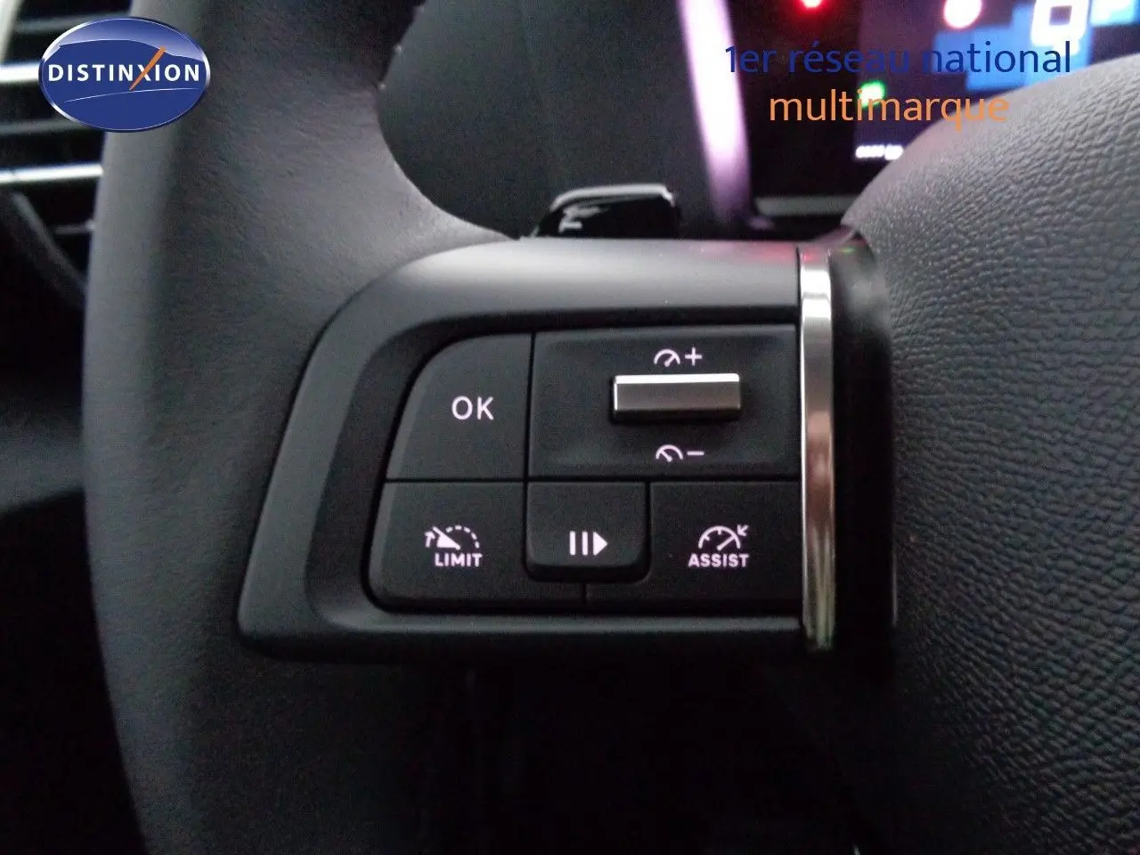Gros plan sur les commandes au volant du Citroën C4 2023, avec boutons de limitation et assistance de vitesse.