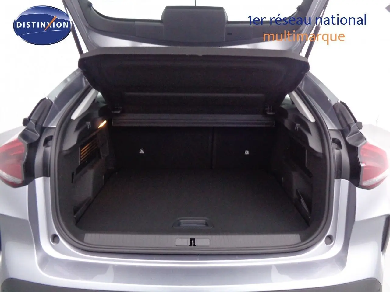 Coffre ouvert d'une Citroën C4 gris Artense métal, vue arrière mettant en valeur l'espace de chargement.