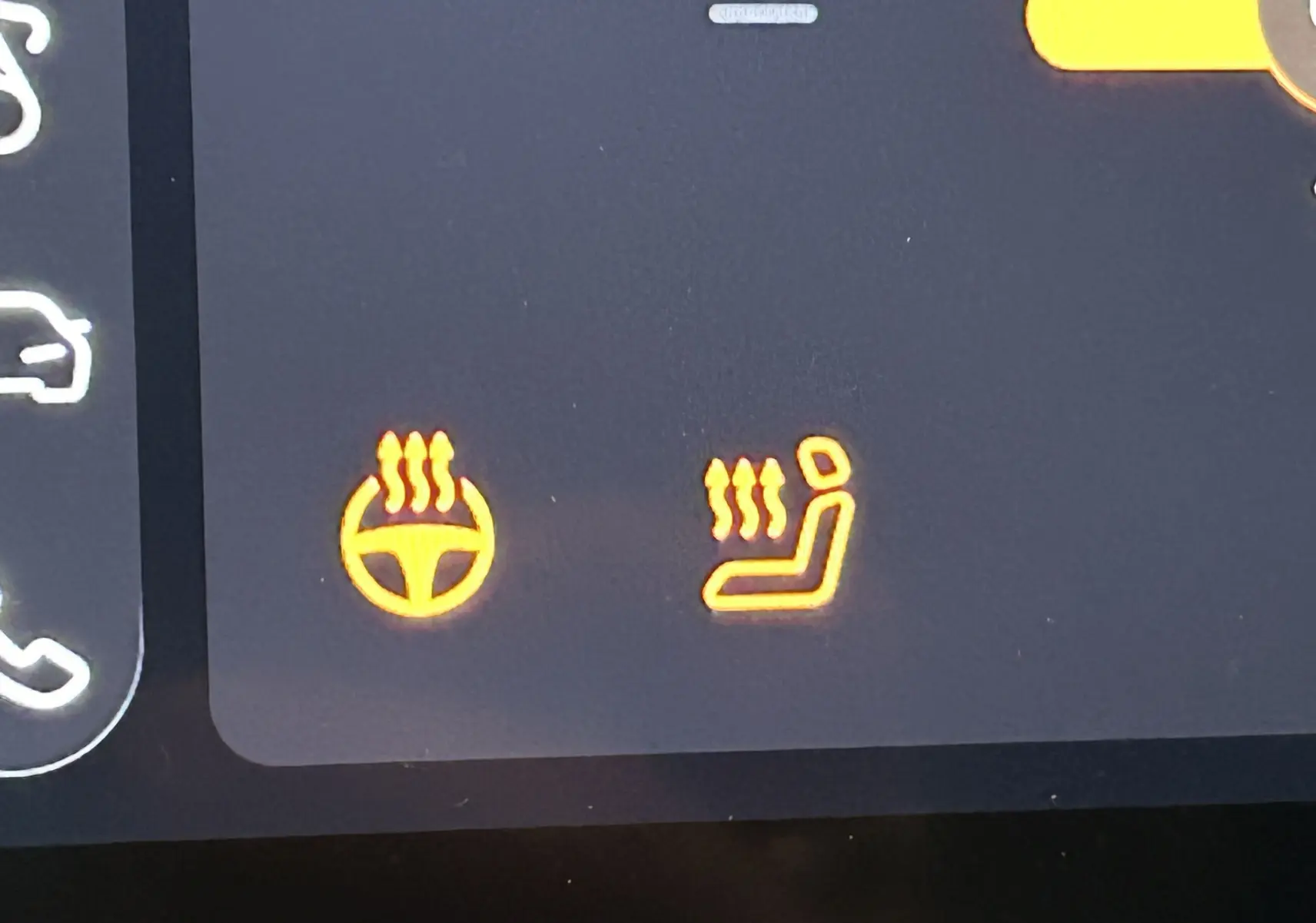 Icônes orange de chauffage du volant et du siège sur l'écran du tableau de bord du MG ZS Cosmic Silver 2025.