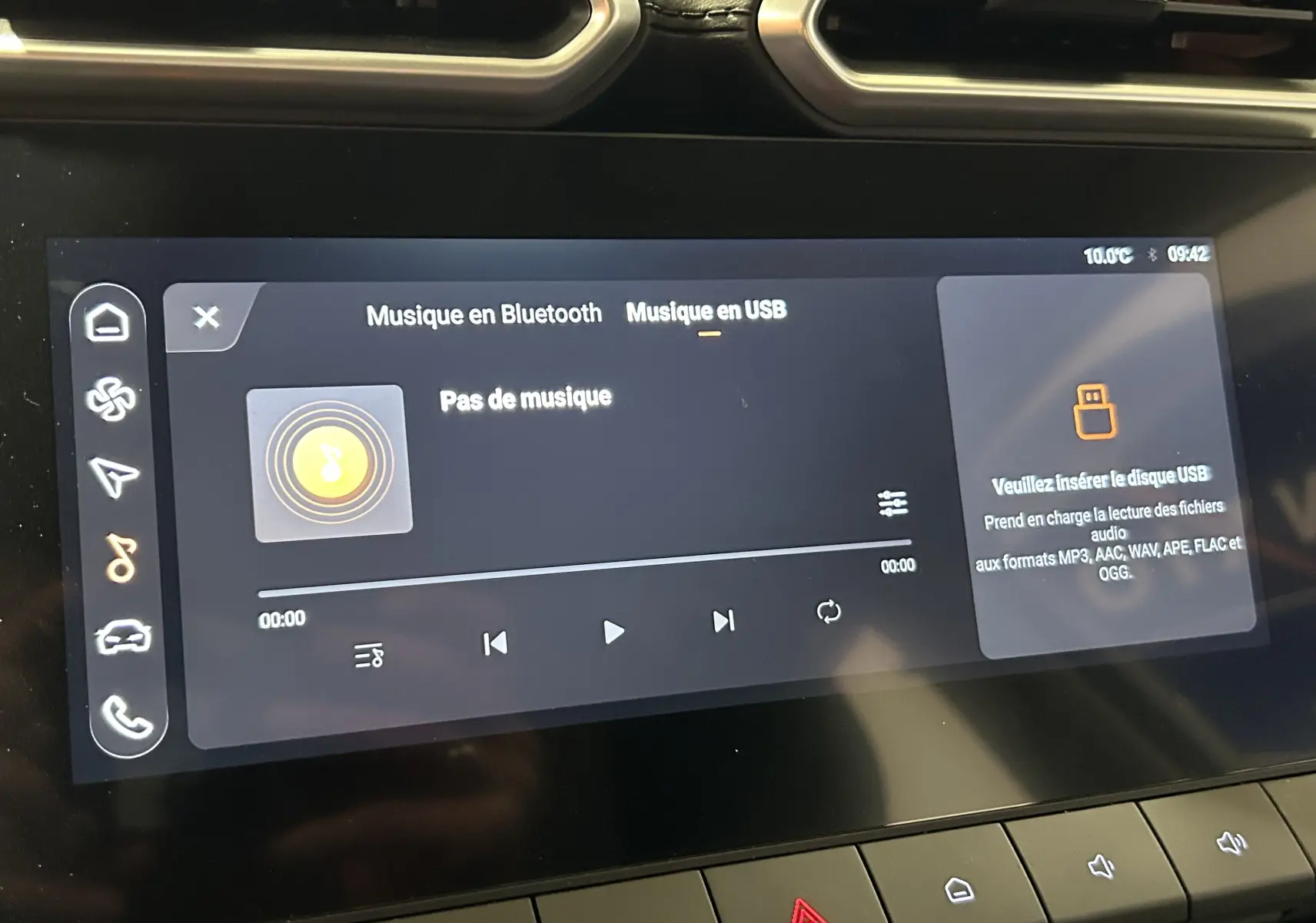 Écran tactile central du MG ZS 2025 en Cosmic Silver affichant le menu musique USB sans lecture en cours.