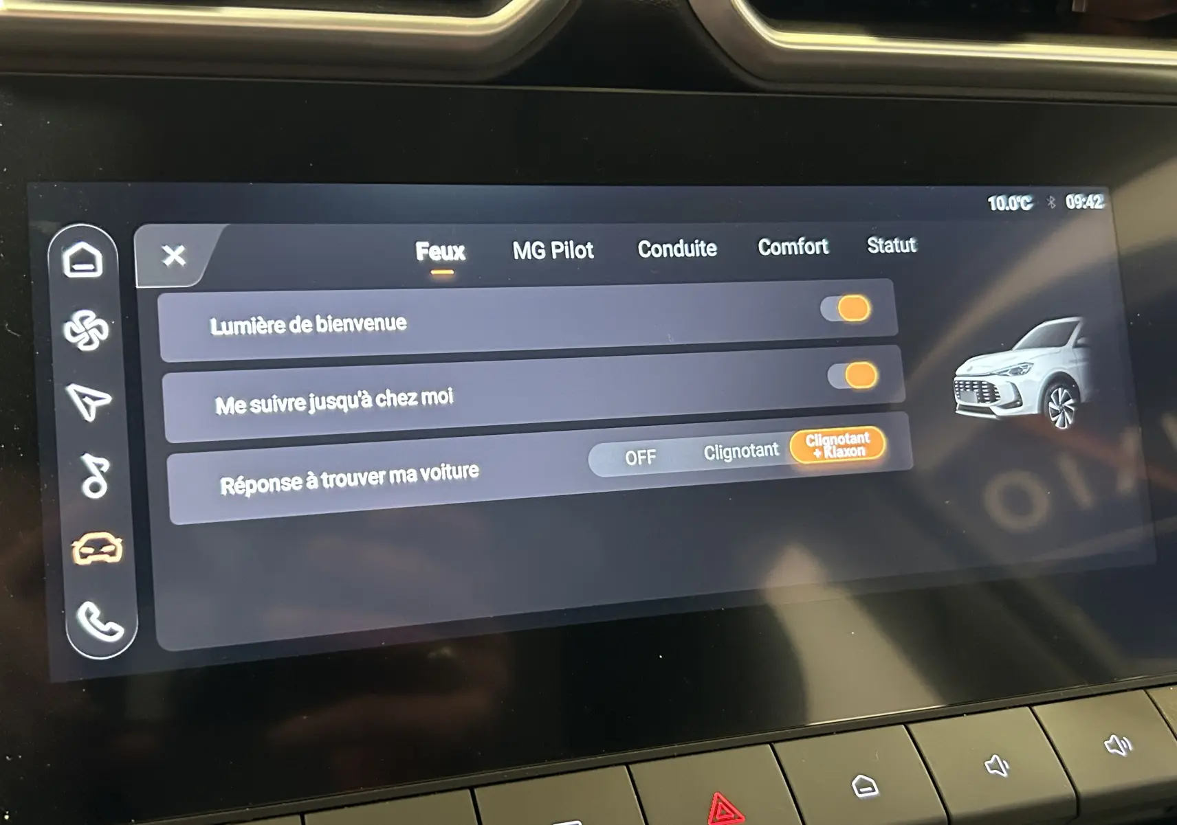 Écran tactile intérieur du MG ZS Cosmic Silver 2025 montrant les réglages des feux avec illustration du véhicule côté droit.
