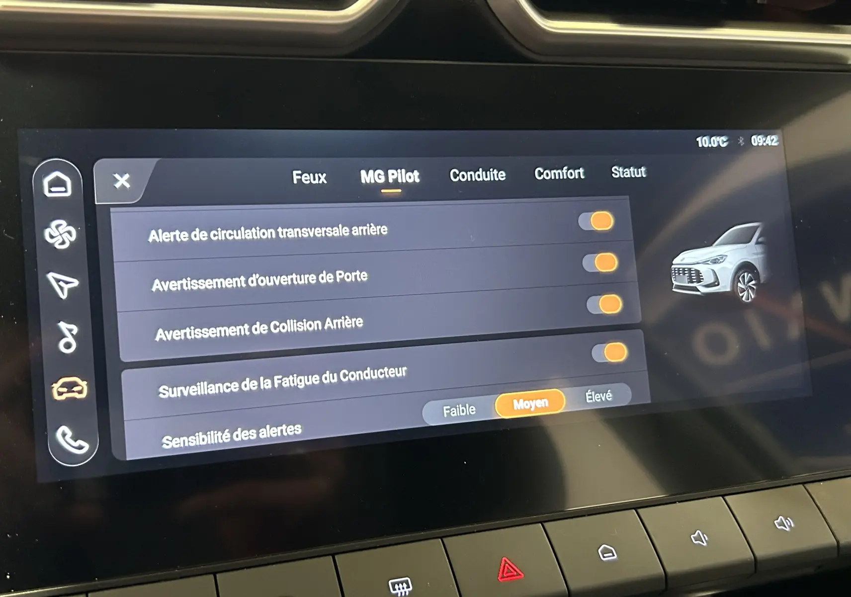 Écran tactile intérieur du MG ZS Cosmic Silver 2025 affichant les réglages d’aides à la conduite MG Pilot.
