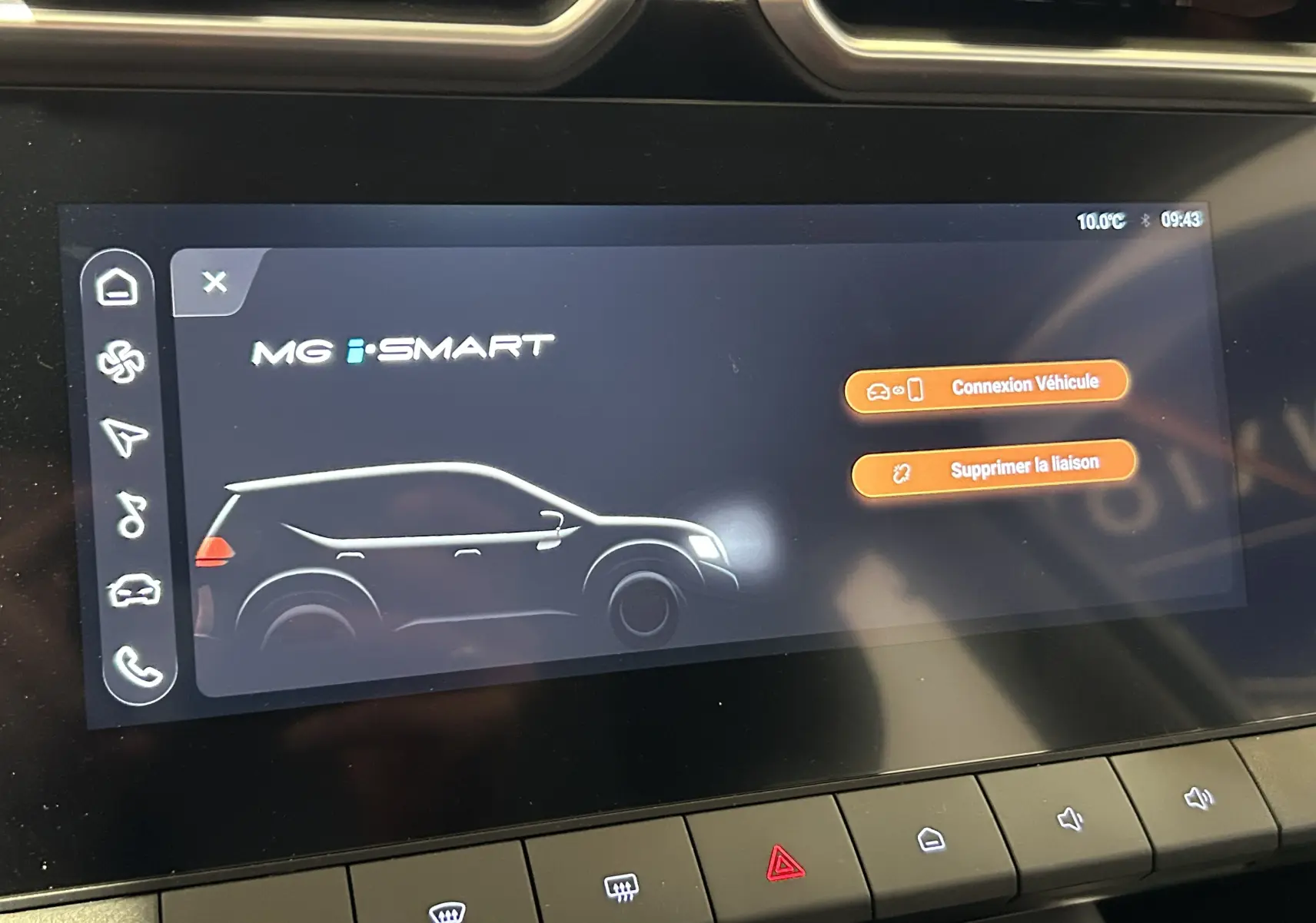 Écran tactile intérieur montrant la silhouette noire du MG ZS en profil avec interface MG i-SMART.