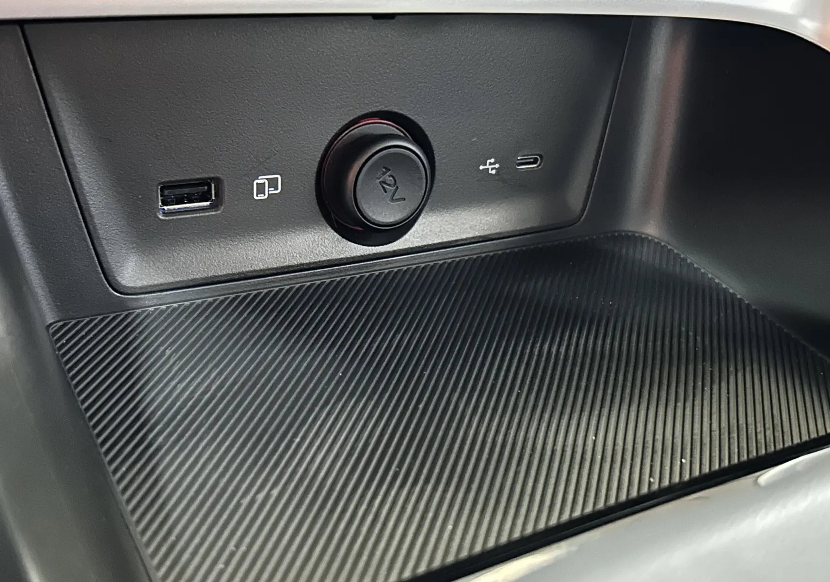 Gros plan sur la prise 12V et ports USB dans l’habitacle du MG ZS Cosmic Silver 2025, version hybride.