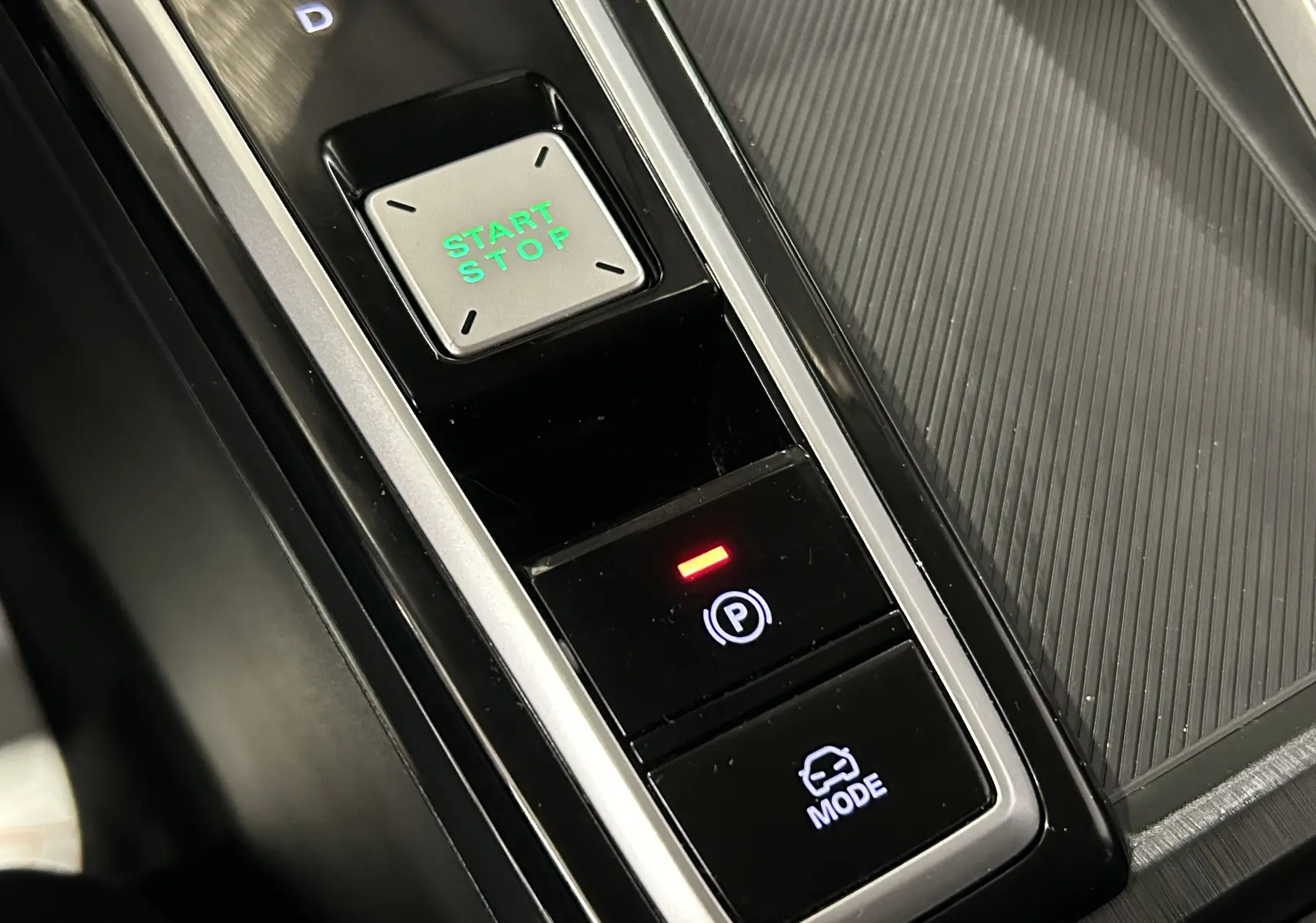 Gros plan sur la console centrale du MG ZS Cosmic Silver 2025, montrant les boutons Start/Stop et mode de conduite.
