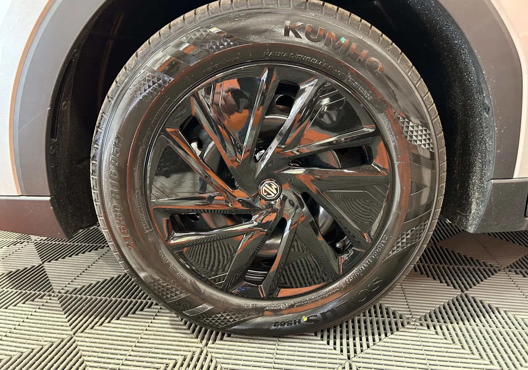 Gros plan sur la roue avant droite du MG ZS Cosmic Silver 2025, avec jante noire brillante au design moderne.