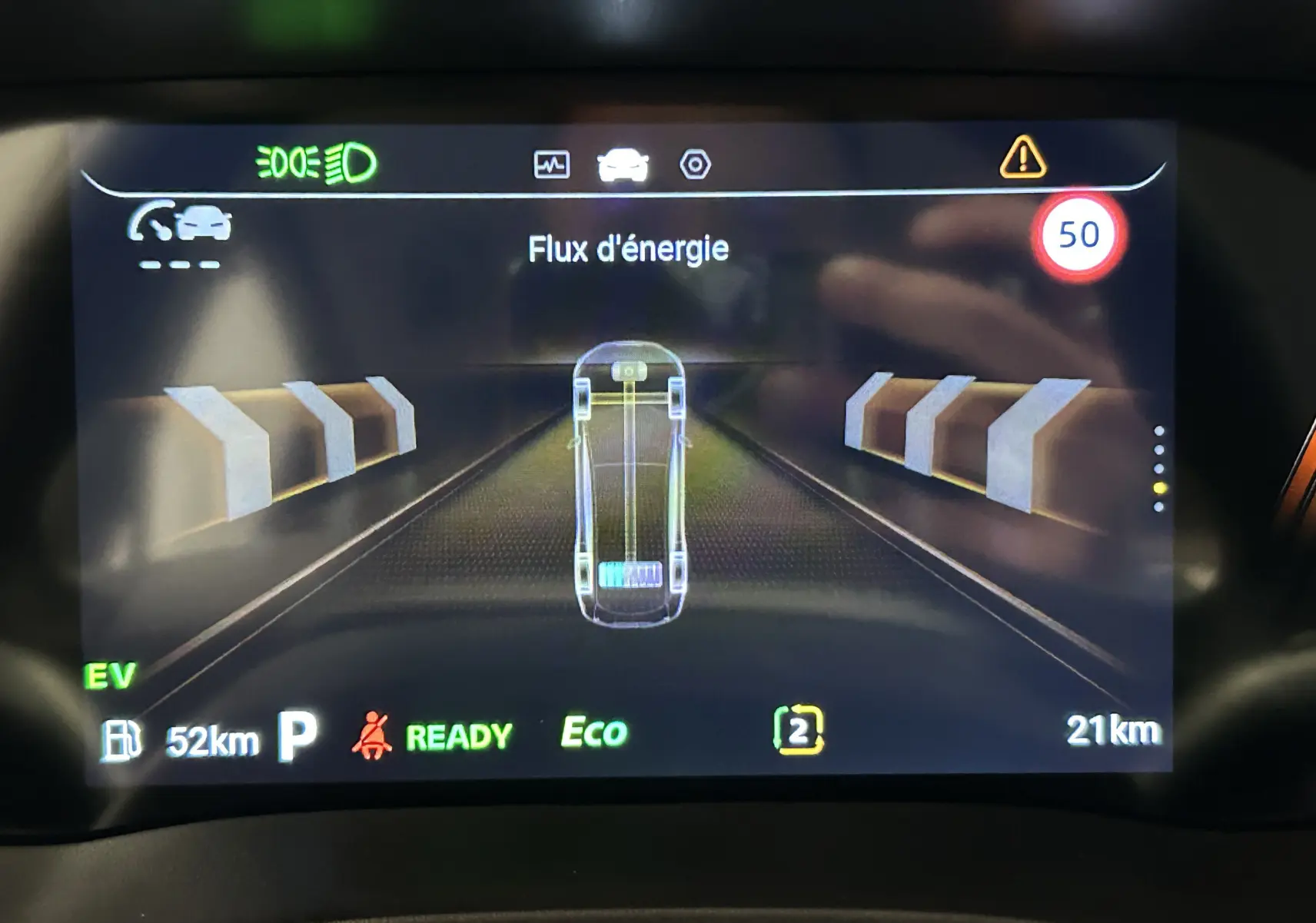 Affichage numérique du flux d'énergie du MG ZS 1.5 L Hybrid+ 2025 avec indicateurs de vitesse, mode Eco et autonomie.