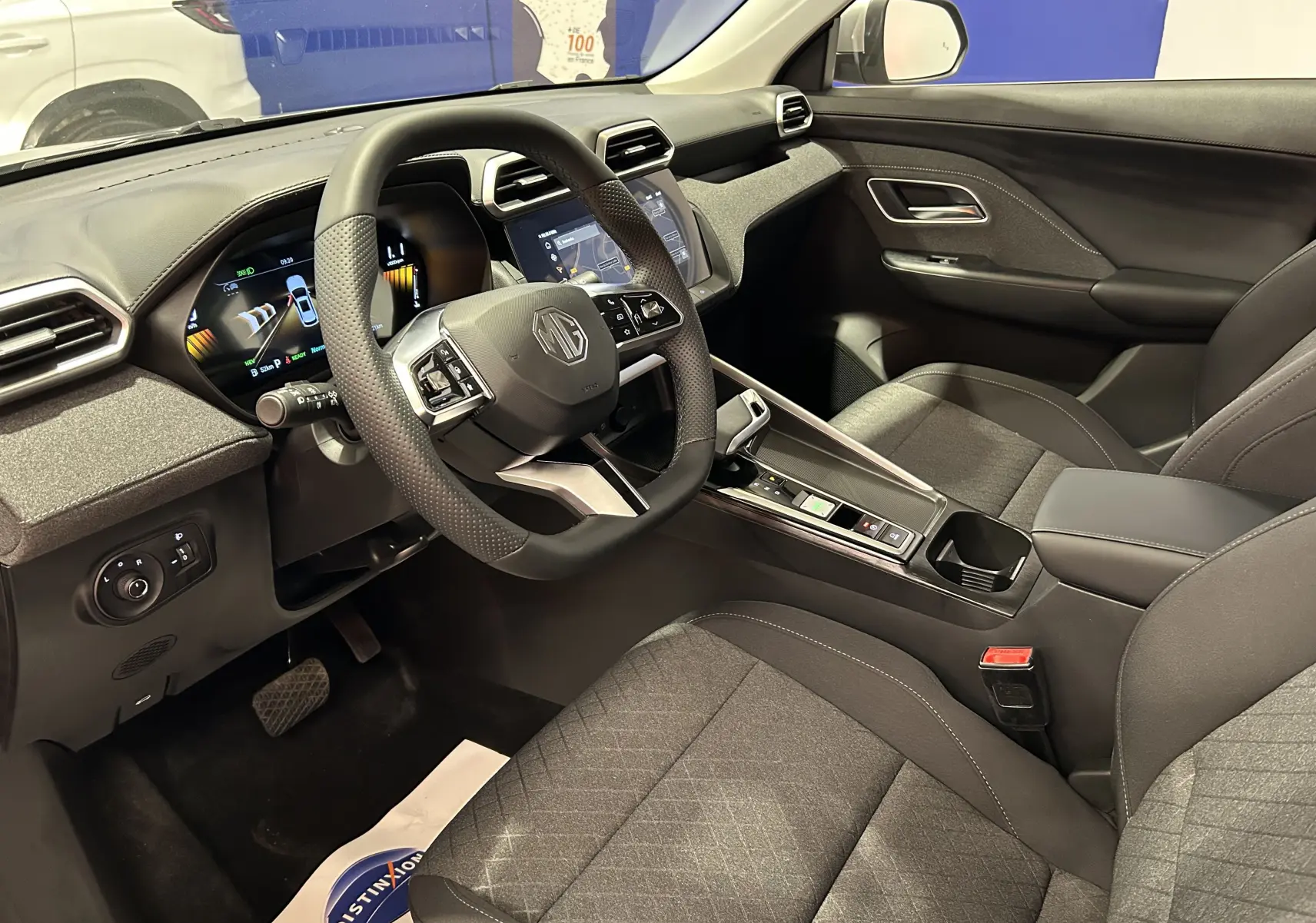 Vue intérieure côté conducteur du MG ZS Cosmic Silver 2025, volant multifonction et tableau de bord digital.