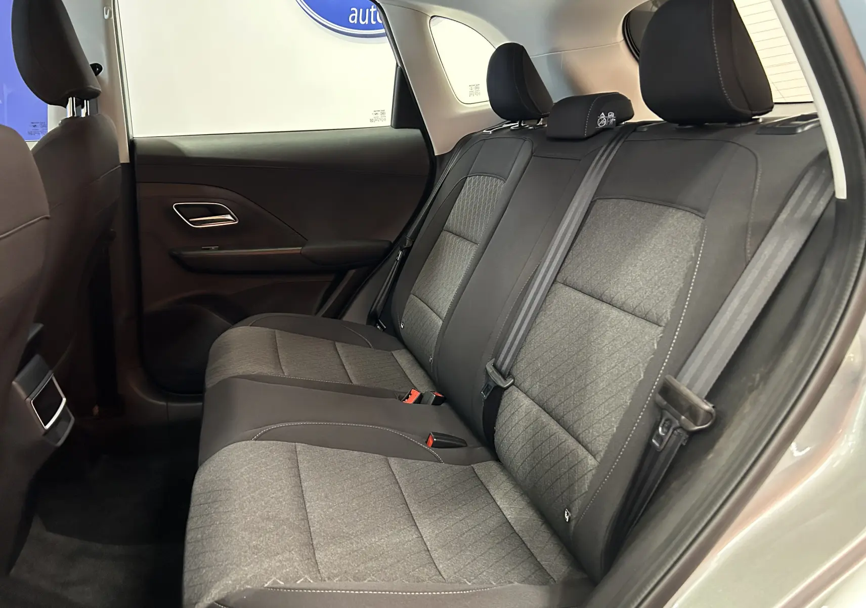 Vue intérieure côté droit des sièges arrière en tissu gris et noir du MG ZS Cosmic Silver 2025 hybride essence.