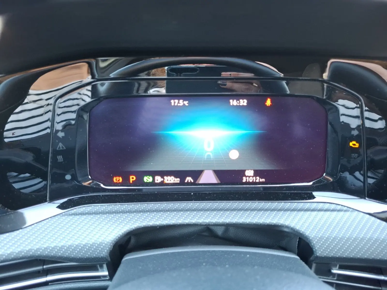 Vue rapprochée du tableau de bord numérique de la Volkswagen Golf blanche, affichant la vitesse et les informations de conduite.