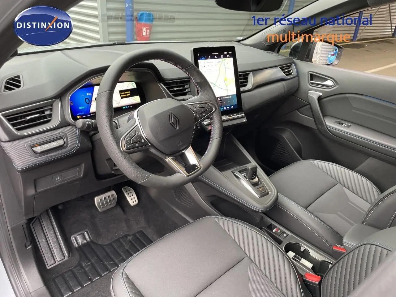 Vue intérieure côté conducteur du Renault Symbioz gris Rafale Métal 2026, avec tableau de bord numérique et écran tactile vertical.
