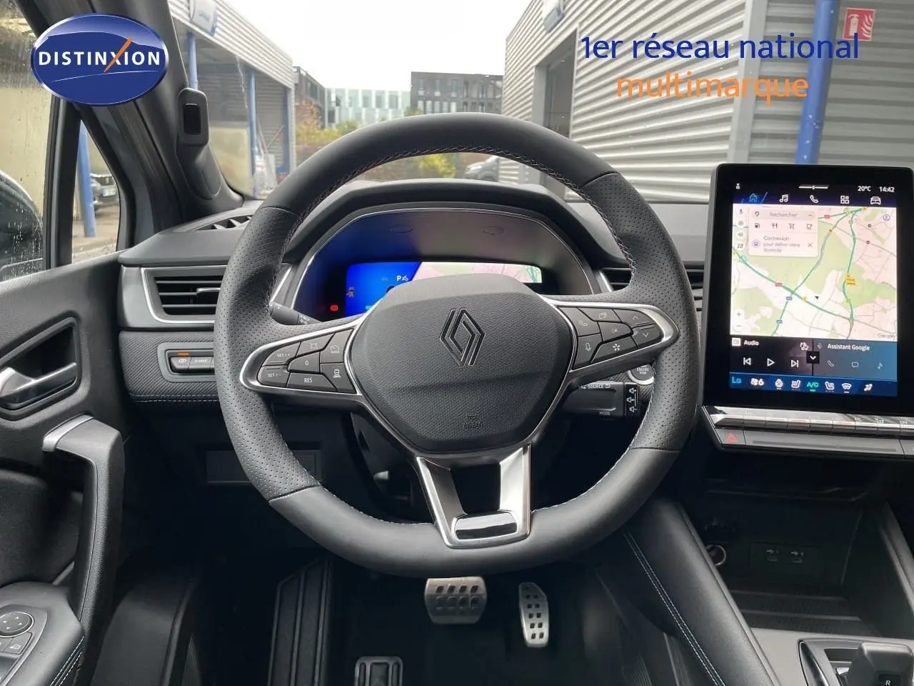 Vue intérieure centrée sur le volant Renault Symbioz gris avec écran tactile vertical et tableau de bord numérique.