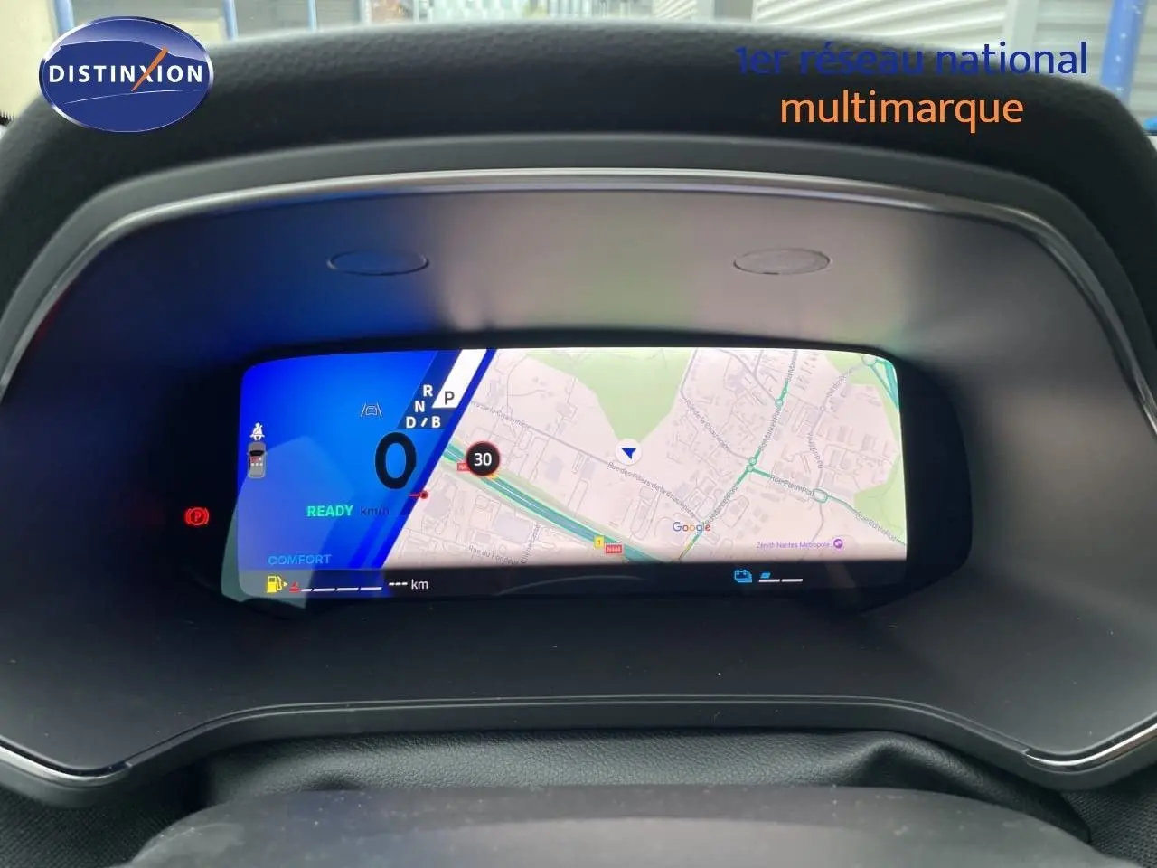 Tableau de bord numérique du Renault Symbioz 2026 affichant la navigation et l'indicateur de vitesse à 0 km/h.