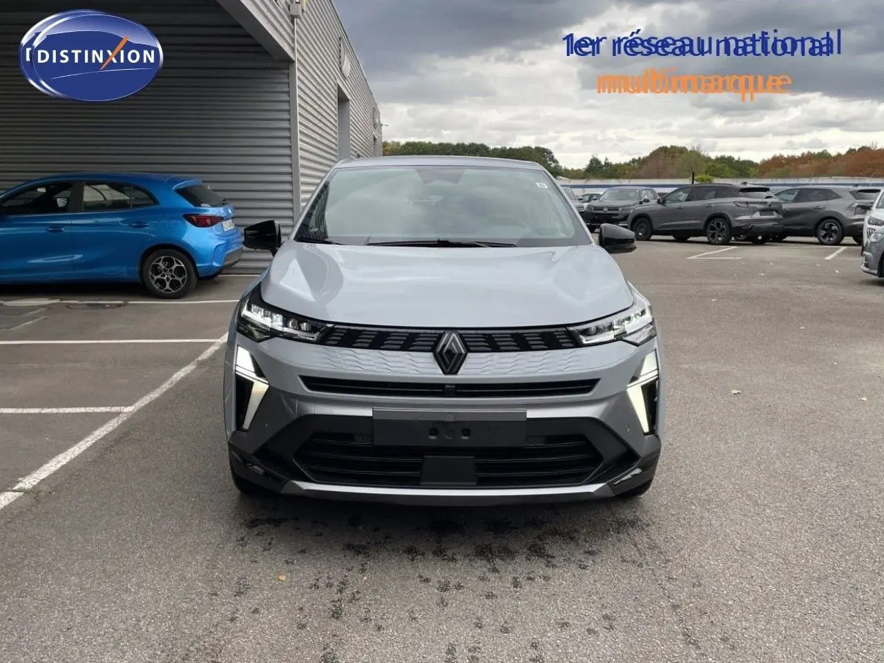 Vue frontale d'une Renault Symbioz gris rafale métal avec éclairage LED distinctif allumé.
