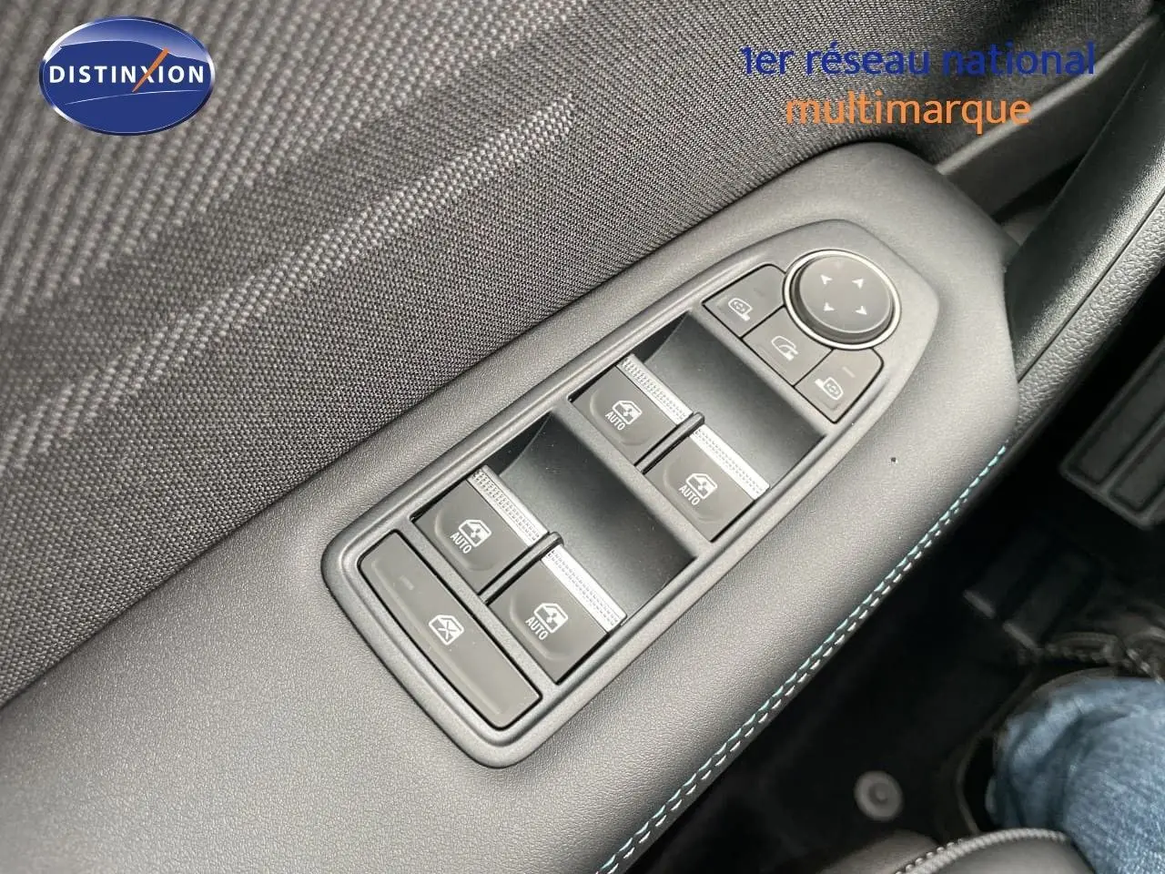Détail des commandes de lève-vitres et rétroviseurs sur la porte côté gauche d’un Renault Symbioz gris Rafale Métal.