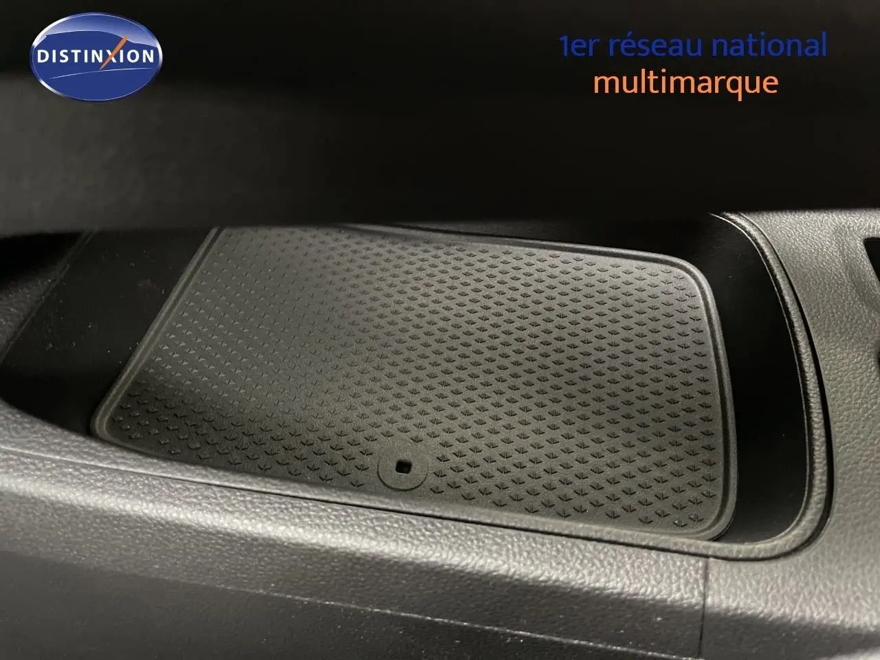 Gros plan sur le tapis de rangement noir texturé dans l'habitacle d'une Renault Symbioz gris Rafale Métal.