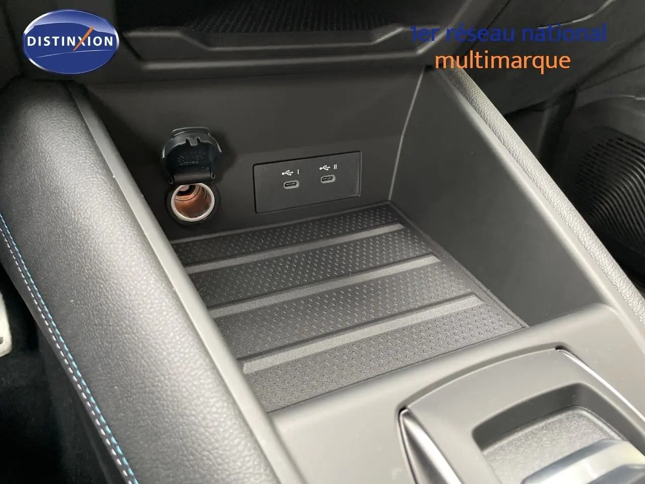 Gros plan sur la console centrale intérieure du Renault Symbioz 2026, avec prises USB-C et prise 12V, finition gris rafale métal.