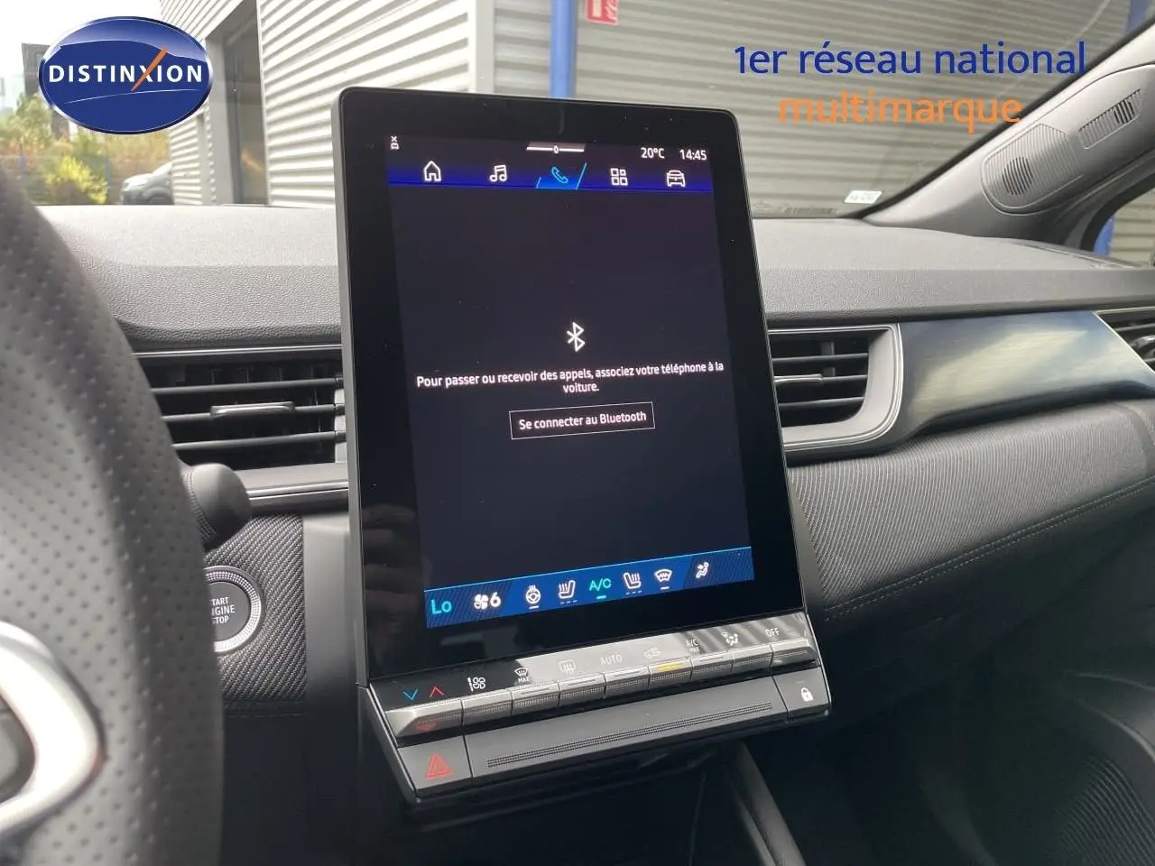 Vue intérieure centrée sur l'écran tactile vertical du tableau de bord du Renault Symbioz gris Rafale Metal, avec détails modernes et finition soignée.