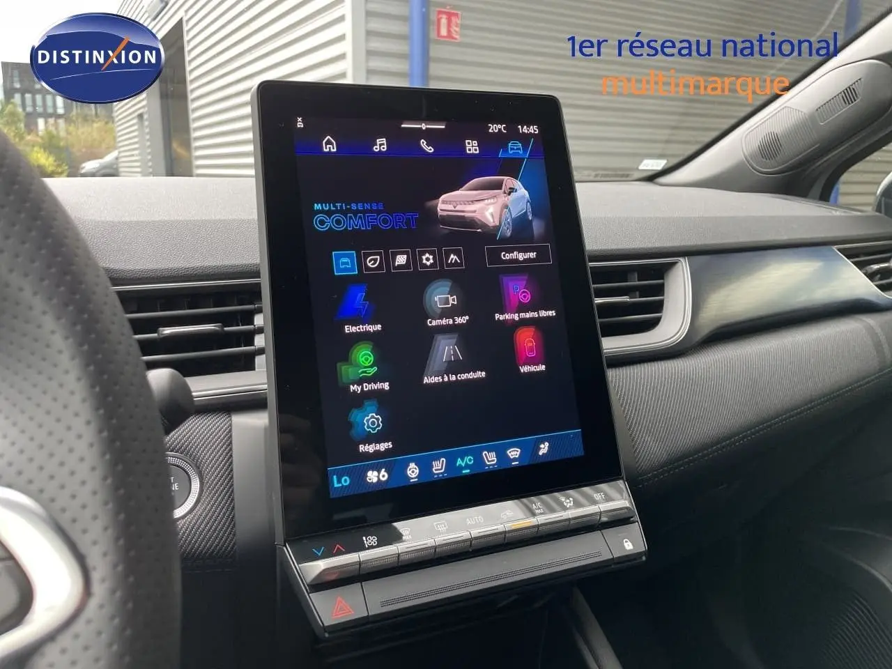 Vue intérieure du tableau de bord de la Renault Symbioz 2026 avec écran tactile central vertical et finitions noires.