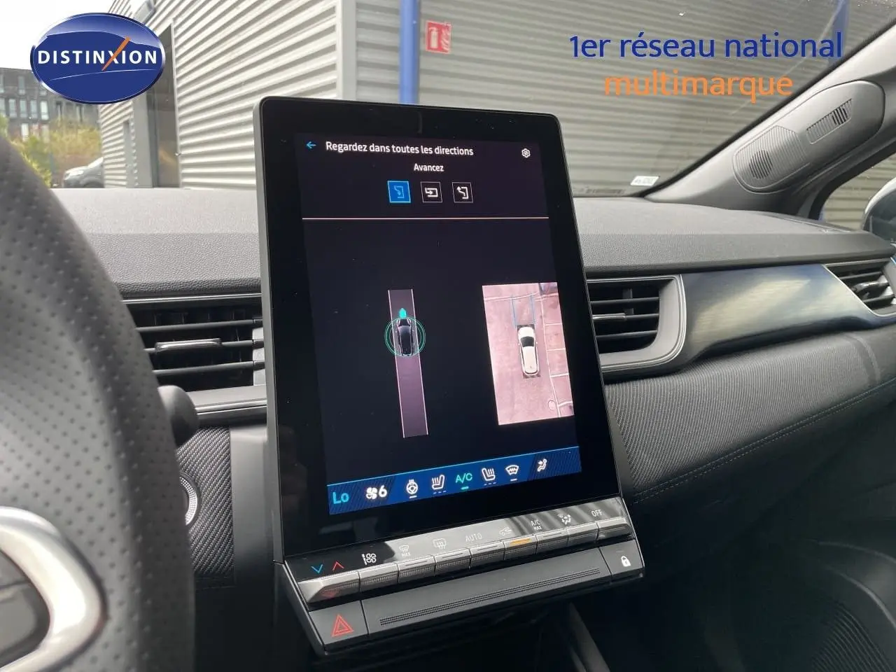Vue intérieure centrée sur l'écran tactile du tableau de bord de la Renault Symbioz gris Rafale métal, affichant la caméra 360°.