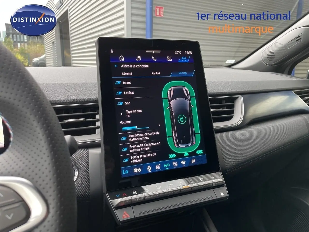 Vue intérieure du tableau de bord Renault Symbioz 2026, écran tactile central affichant l'aide à la conduite, finition gris Rafale Metal.