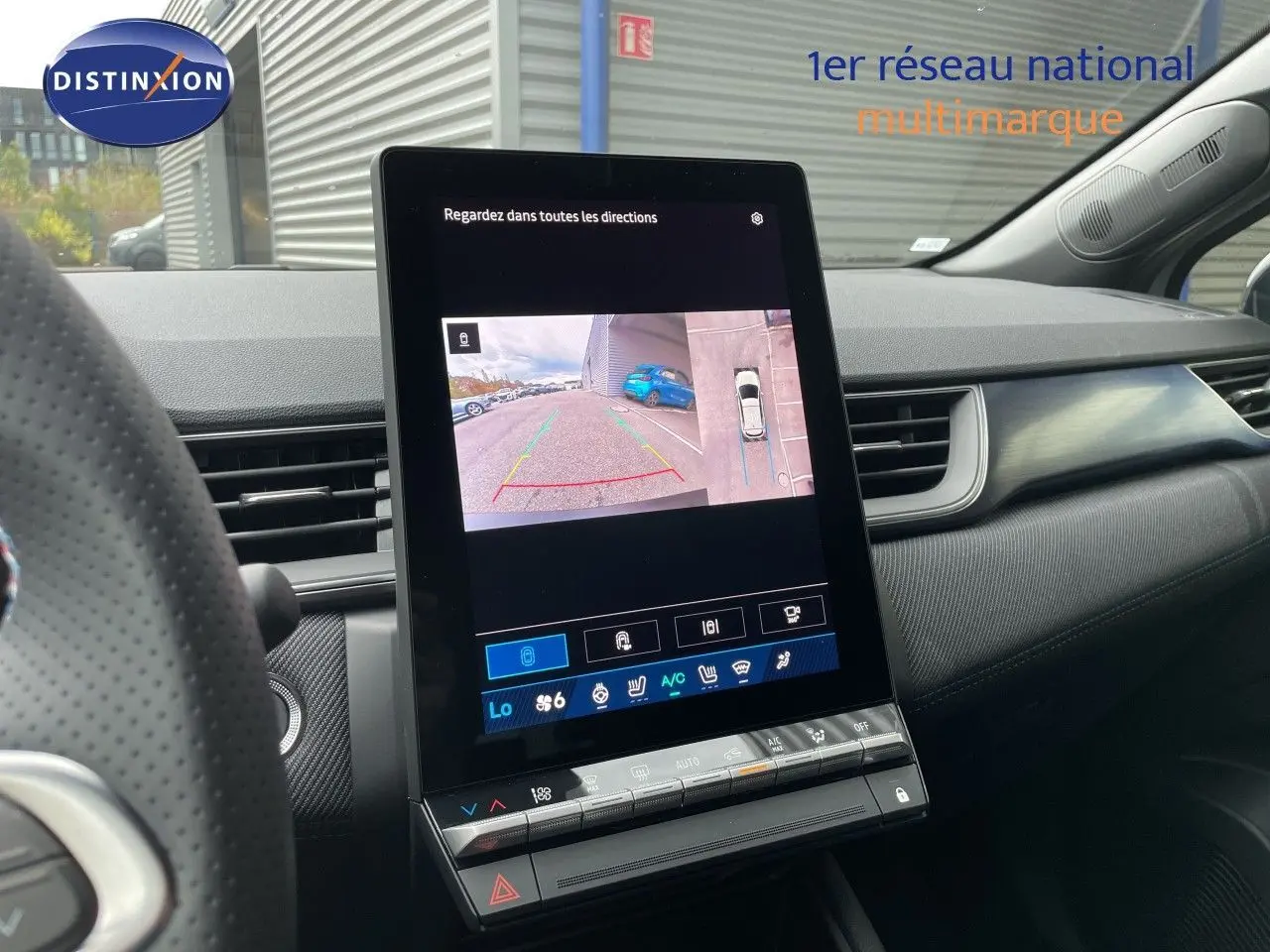 Vue intérieure centrée sur l'écran tactile affichant la caméra 360, volant partiel et tableau de bord gris foncé.