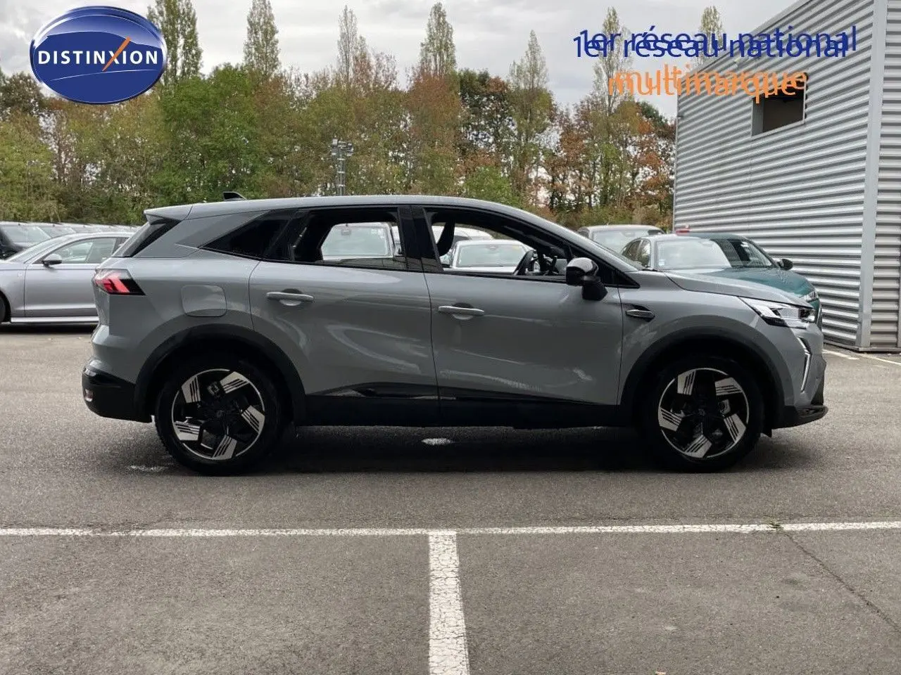 Profil droit du Renault Symbioz gris rafale métal 2026, SUV hybride avec jantes noires et détails modernes.